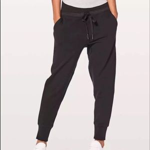 Lululemon press pause jogger II sz 6